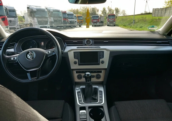 Volkswagen Passat cena 55000 przebieg: 302000, rok produkcji 2016 z Jelcz-Laskowice małe 46